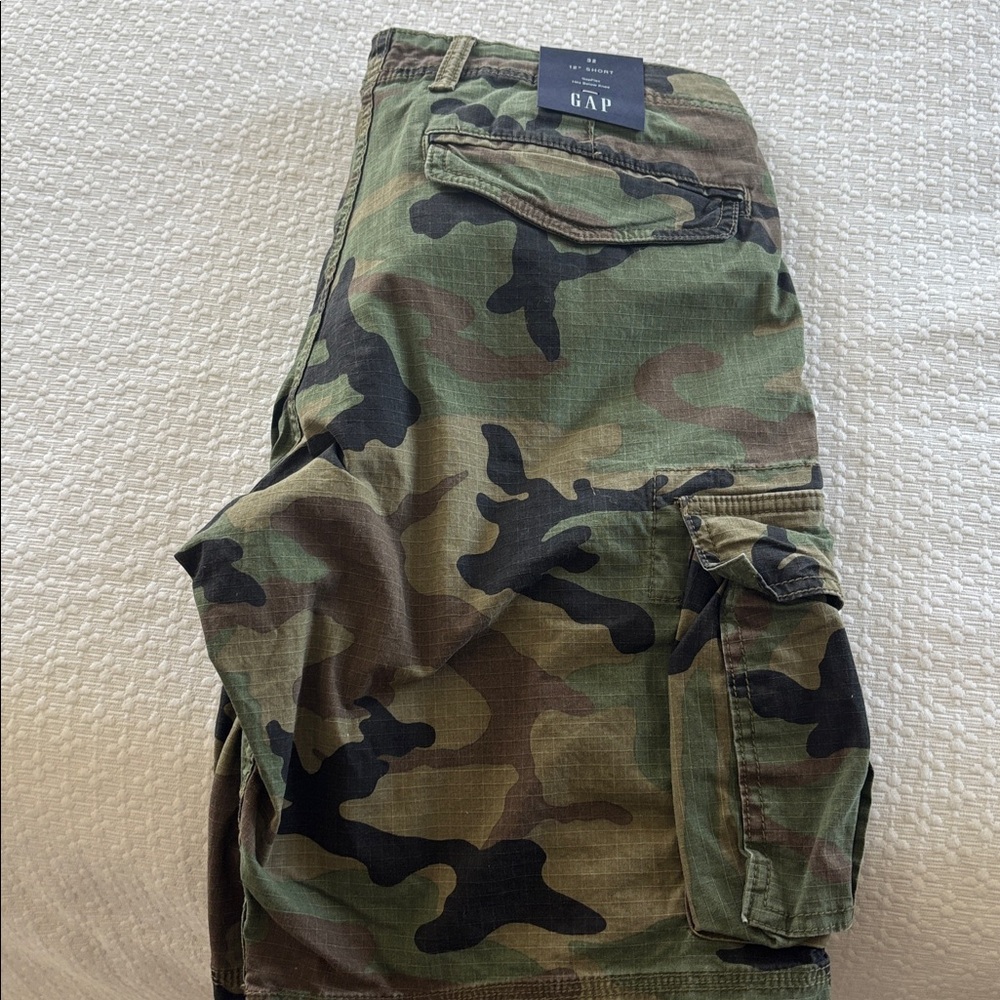 GAP Green Camouflage Cargo Shorts - Picture 9 of 10